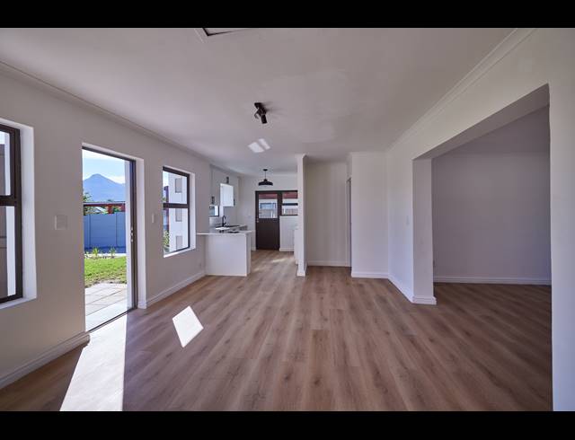 3 BEDROOM FREEHOLD FOR SALE IN MILKWOOD PARK